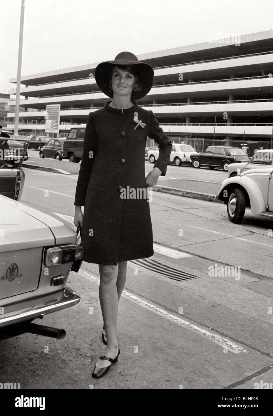 L'actrice Diana Rigg dans la rue Juin 1967 Banque D'Images