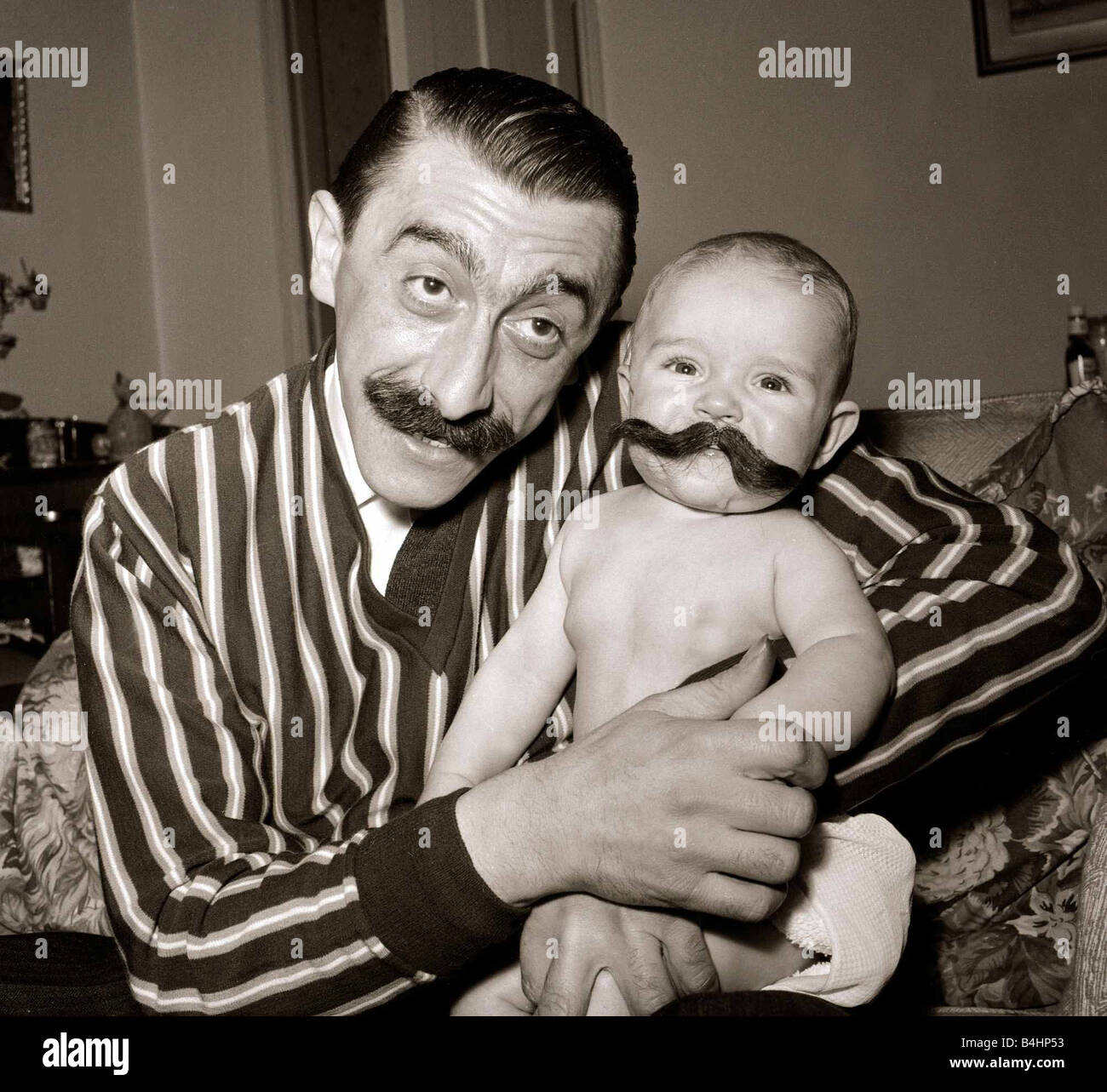 L Acteur Mario Fabrizi 1961 Avec Son Bebe Age De 5 Mois Fils Anthony Fabrizi Big Moustaches Novembre 1961 1960 Cute Kid Enfant Bebes Photo Stock Alamy