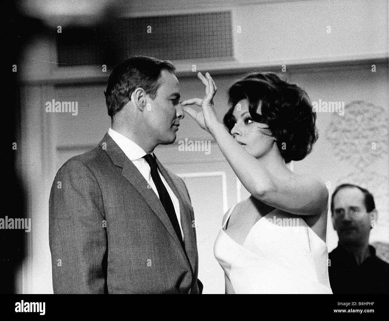 L'actrice Sophia Loren avec Marlon Brando dans le film réalisé par