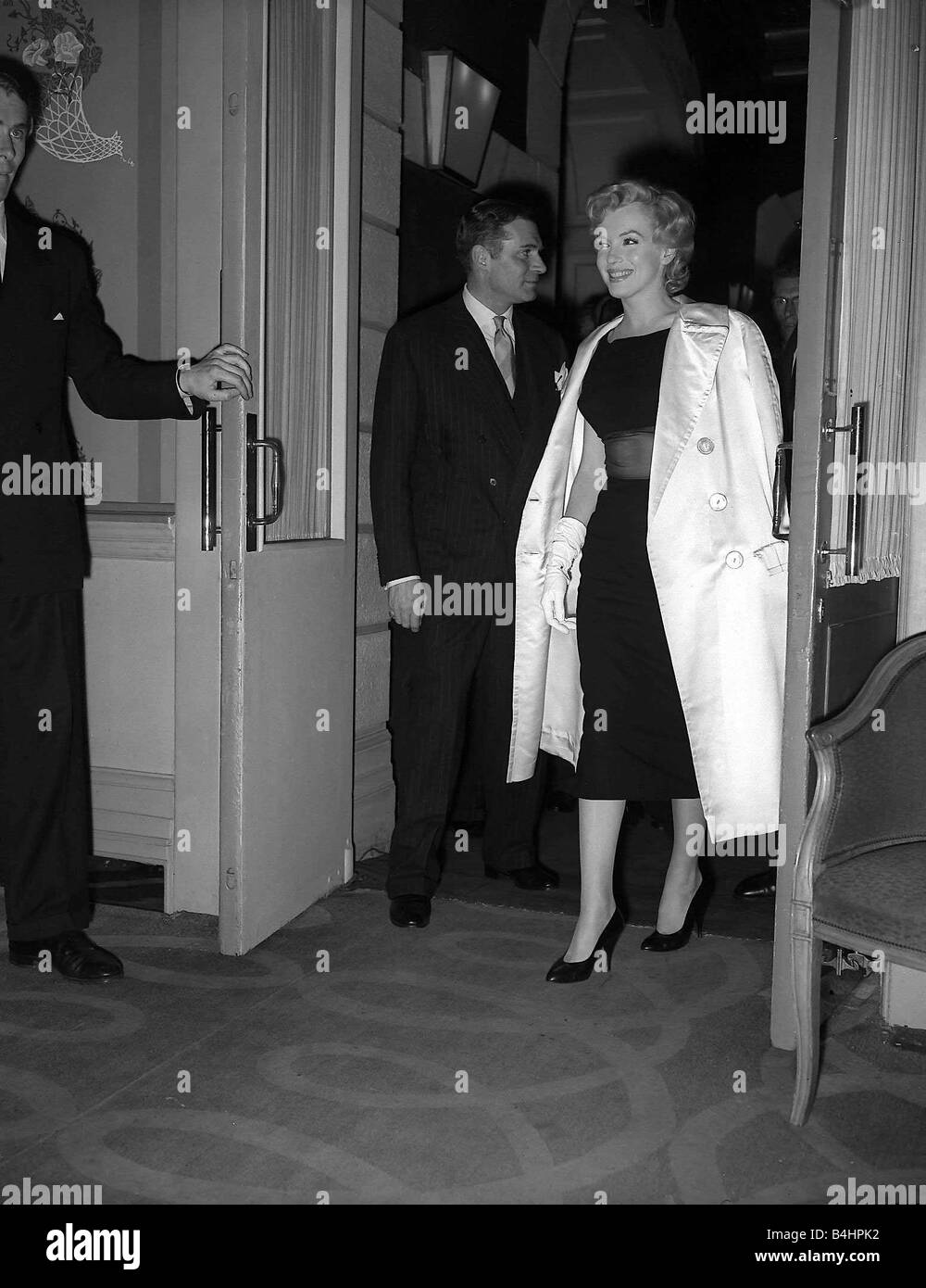 L'actrice Marilyn Monroe devant son domicile à Parkside House Englefield Green Surrey Juin 1956 Banque D'Images