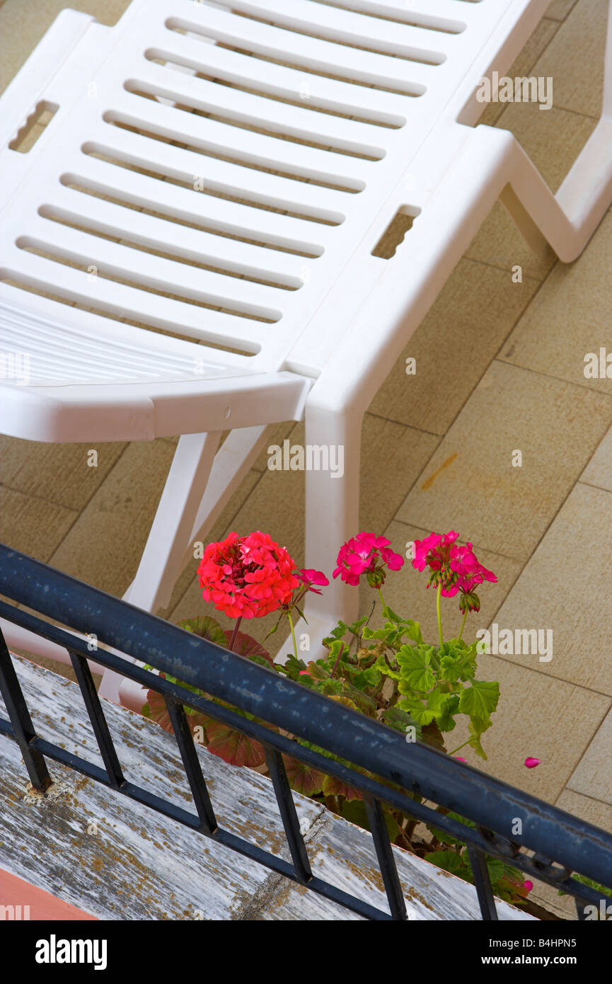 Géranium rouge détail de sun-lit balcon Banque D'Images