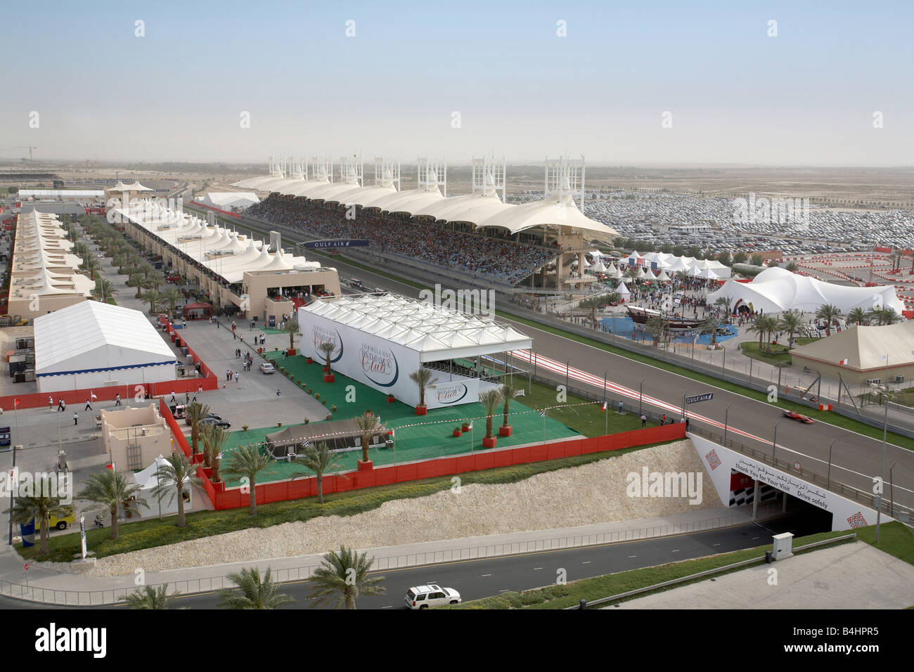 Journée de Grand Prix sur le Circuit International de Bahreïn Sakhir prise dans la tribune principale montrant tour paddock parking tout droit Banque D'Images