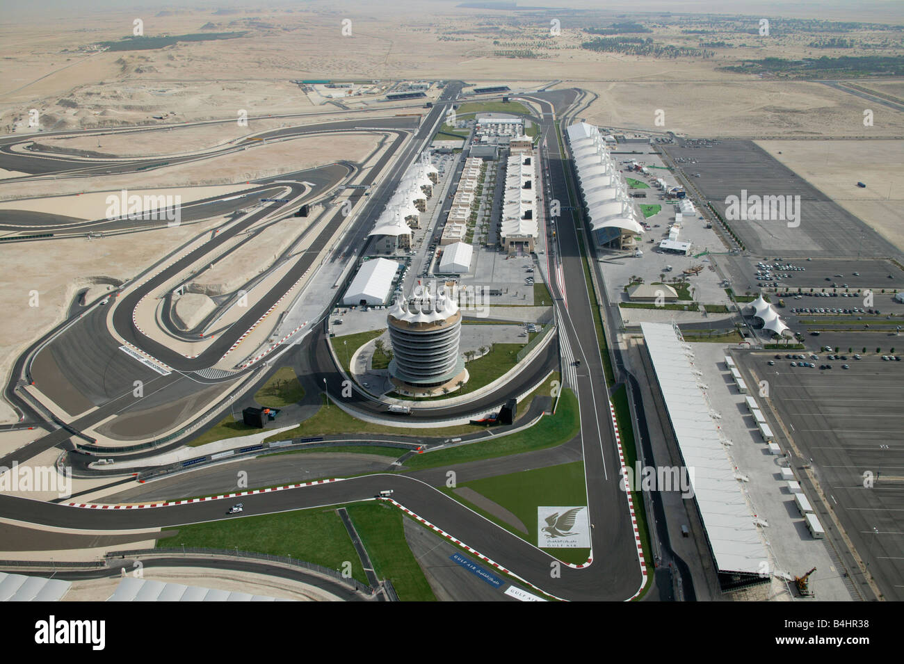 Vue aérienne du Circuit International de Bahreïn BIC Voitures de course dans le désert. Grand Prix F1 FORMULA 1 un moteur de course Banque D'Images