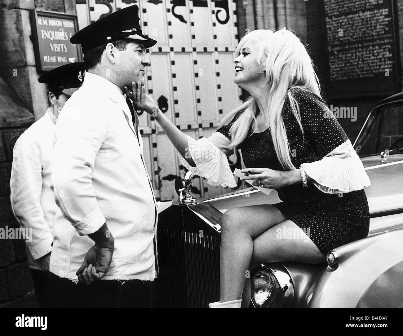 Jayne Mansfield ouside Armley Prison Leeds 1967 Photo Stock Alamy