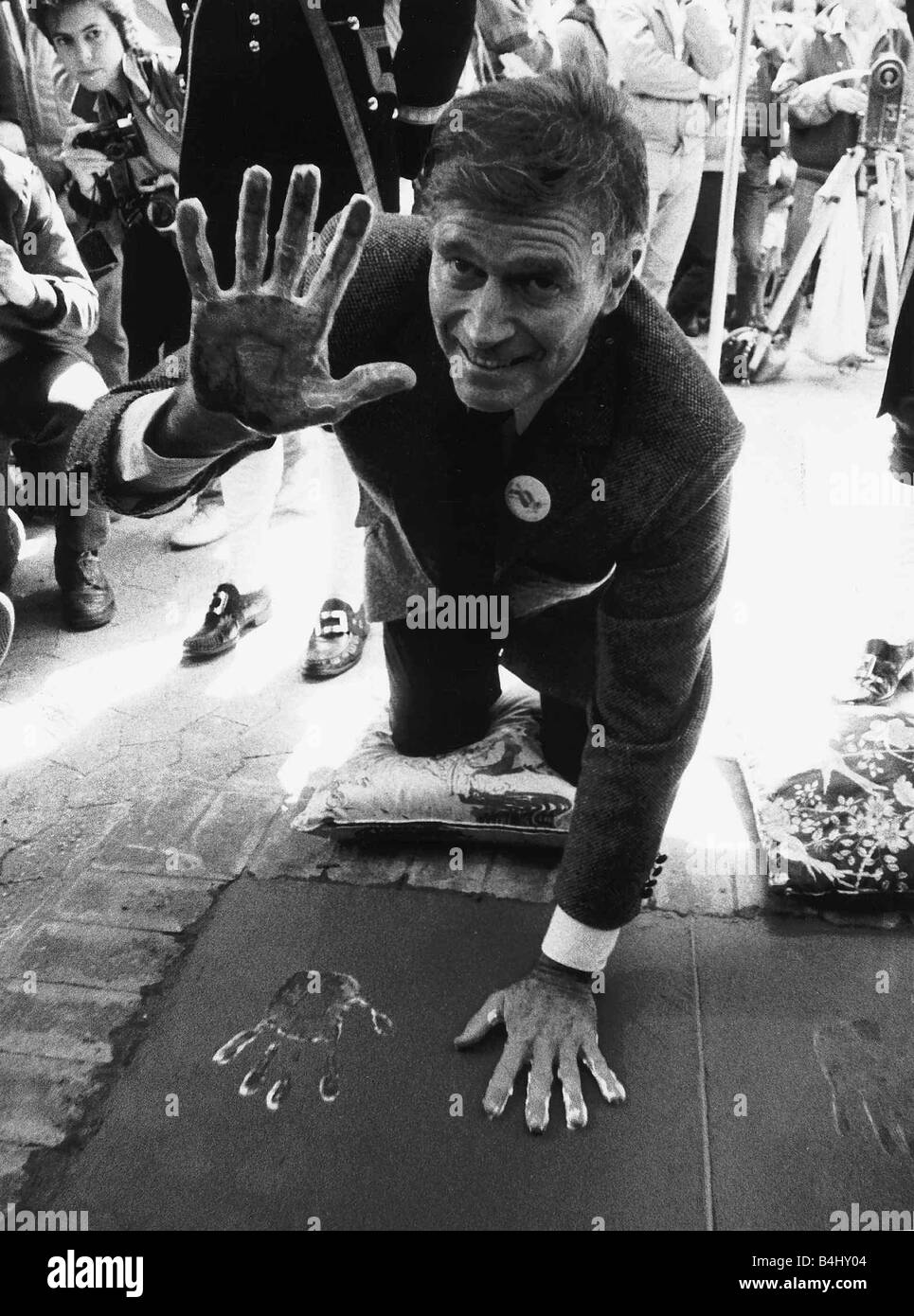 L'Acteur Charlton Heston met la main imprime en ciment à la chaussée star à Londres, Leicester Square Mai 1985 MSI Dbase Banque D'Images