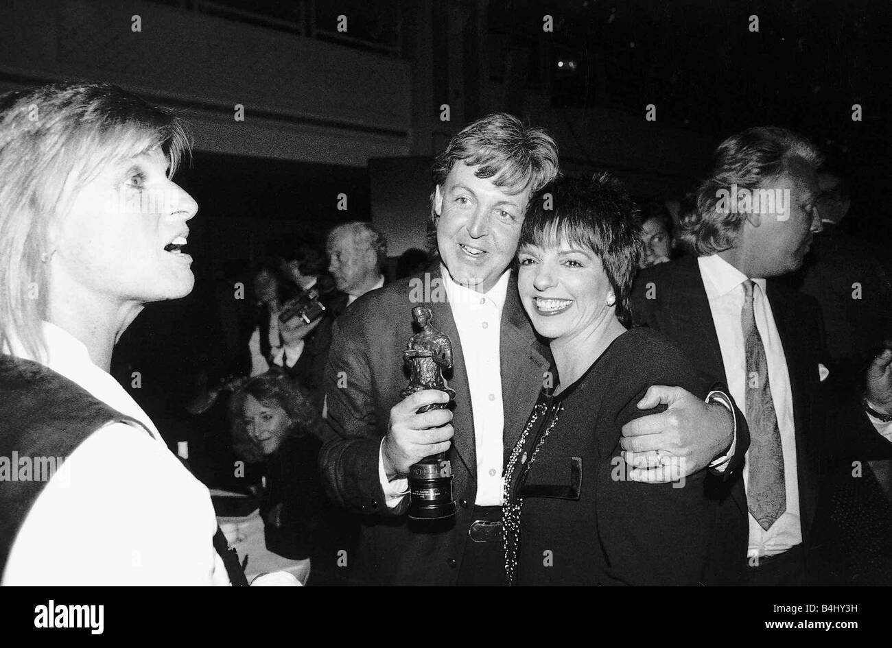 Liza Minnelli actrice chanteuse avec Paul et Linda McCartney au Grosvenor House Hotel de Londres Paul collecte Ivor Novello Award Avril 1989 MSI DBase Banque D'Images