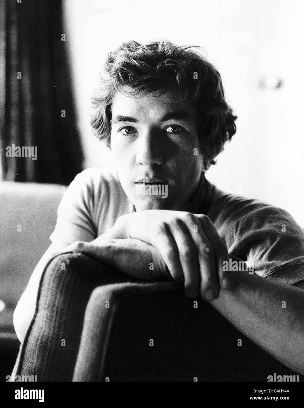 L'Acteur Ian Mckellen Octobre 1969 Photographié s'appuyant sur le bras de l'arrière du fauteuil Banque D'Images