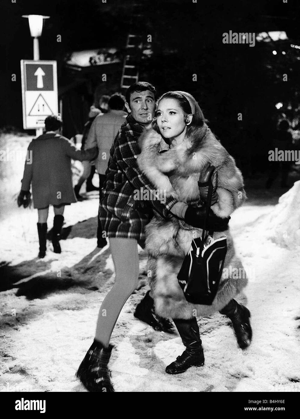 L'actrice Diana Rigg ex television Avengers Girl stars avec George Lazenby qui joue le nouveau James Bond dans les 5 000 000 dollar film sur Sa Majesté s Secret Service filmé à Grindelwald Suisse Banque D'Images