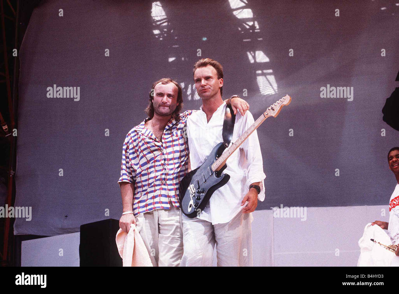Phil Collins et Sting se tenir sur la scène de Live Aid concert de charité au stade de Wembley Juillet 1985 msi dbase Banque D'Images