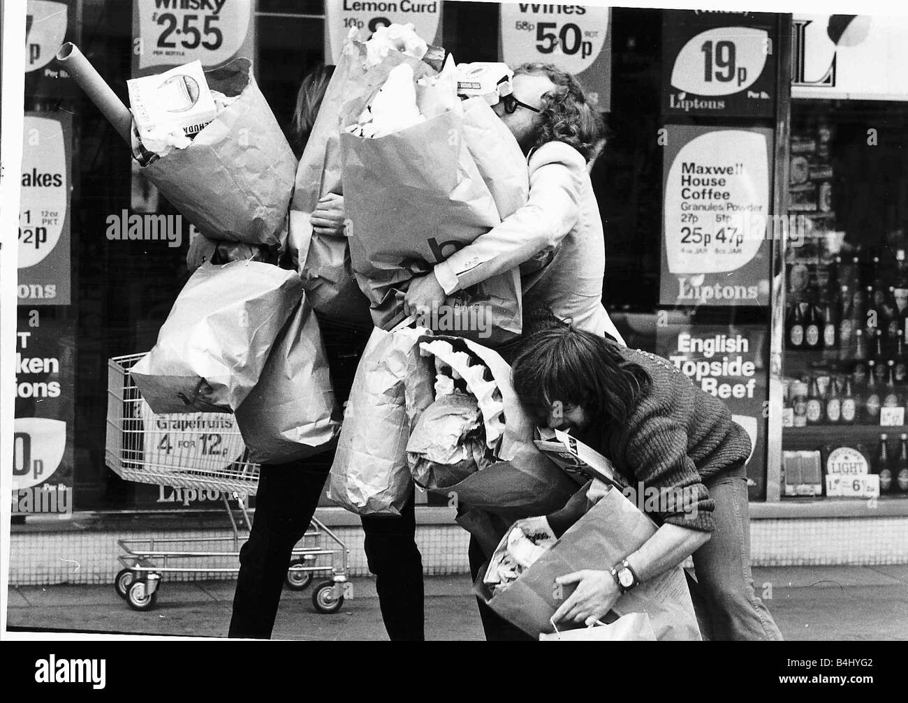 Les Progs TV Goodies émission de comédie avec Tim Brooke Taylor Graham acteur comédien Bill Oddie Jardin médecin et expert d'oiseaux sauvages Mai 1972 msi dbase Banque D'Images