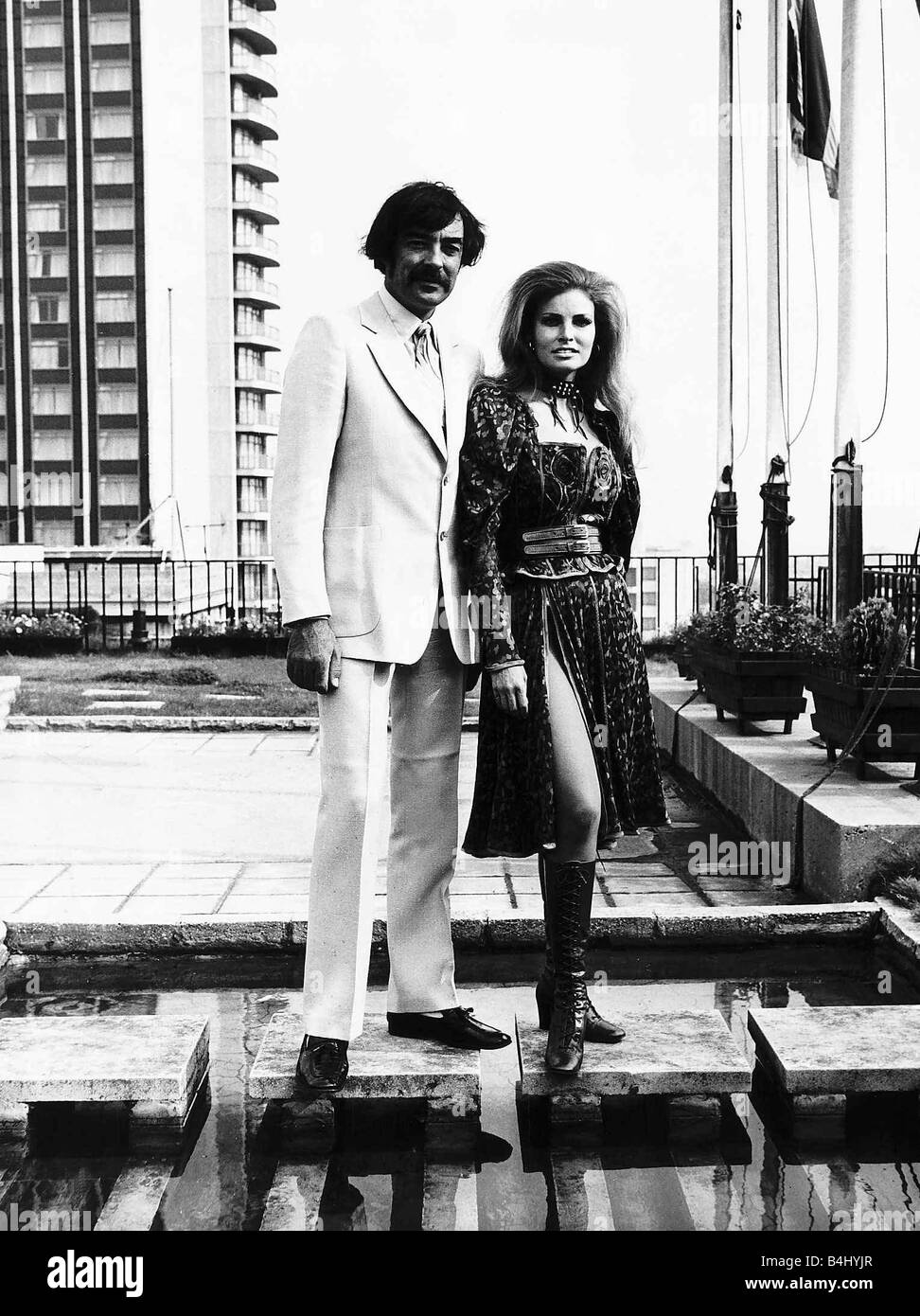 Raquel Welch et Terry Scott, stars du film stand bien-aimé ensemble sur un roof top Août 1970 msi Dbase Banque D'Images