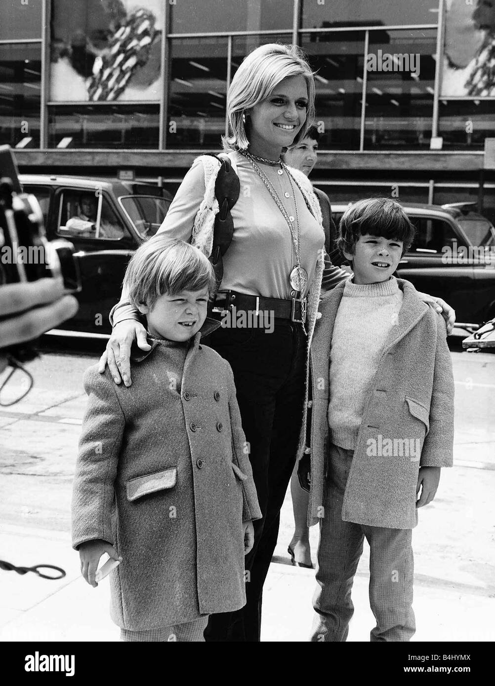 Carol White arrining à l'aéroport d'Heathrow avec ses fils Mai 1970 MSI Dbase Banque D'Images