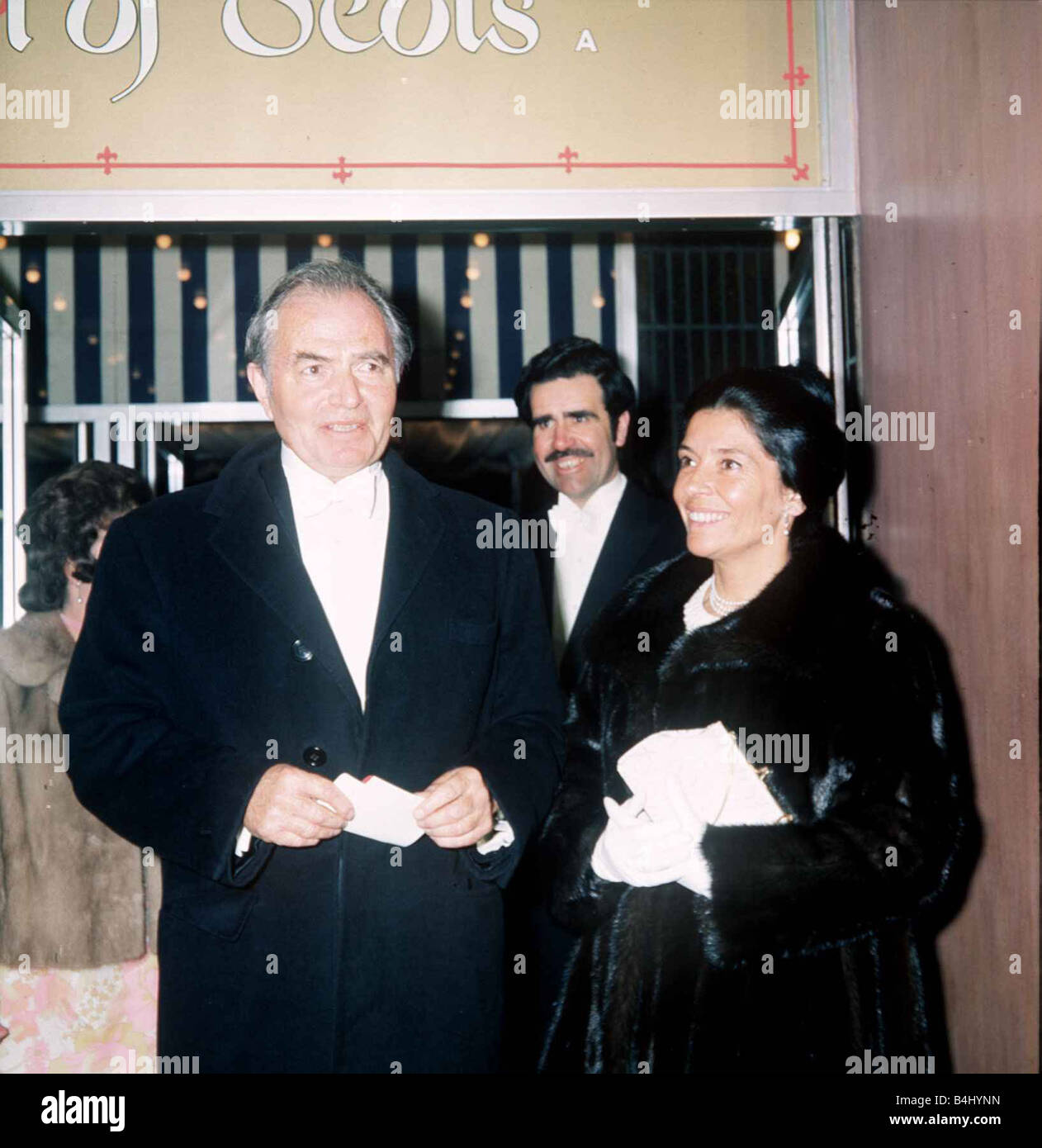 James Mason acteur avec femme Coarisaa Kay pour premiere de Marie, Reine des Écossais, mars 1972 Dbasae MSI Banque D'Images