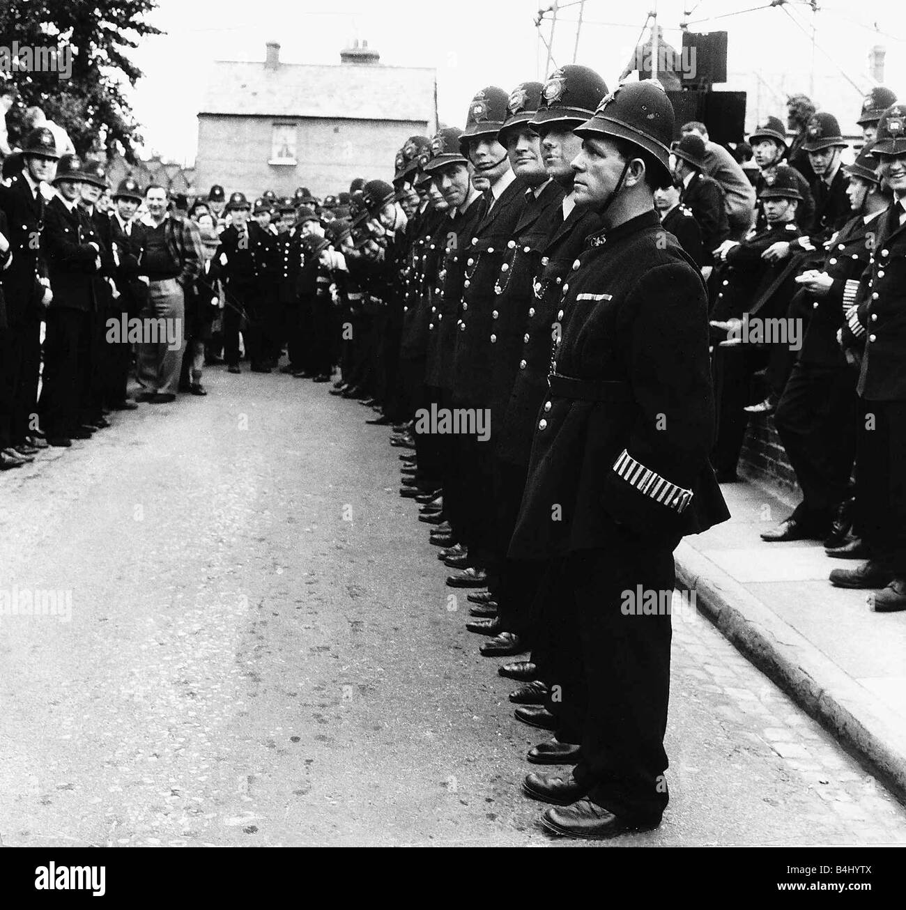 Acteur comédien sagesse normande en ligne avec 120 policiers pour le film sur le rythme Banque D'Images