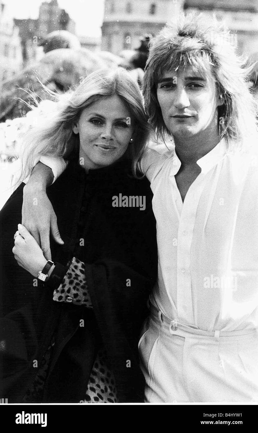 Chanteur Auteur-compositeur de rock Rod Stewart avec sa petite amie Britt Ekland Février 1978 msi dbase Banque D'Images