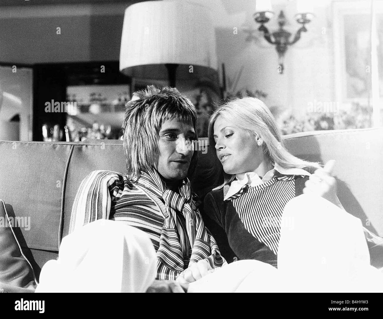 Chanteur Auteur-compositeur de rock Rod Stewart avec sa petite amie Britt Ekland Juillet 1975 msi dbase Banque D'Images