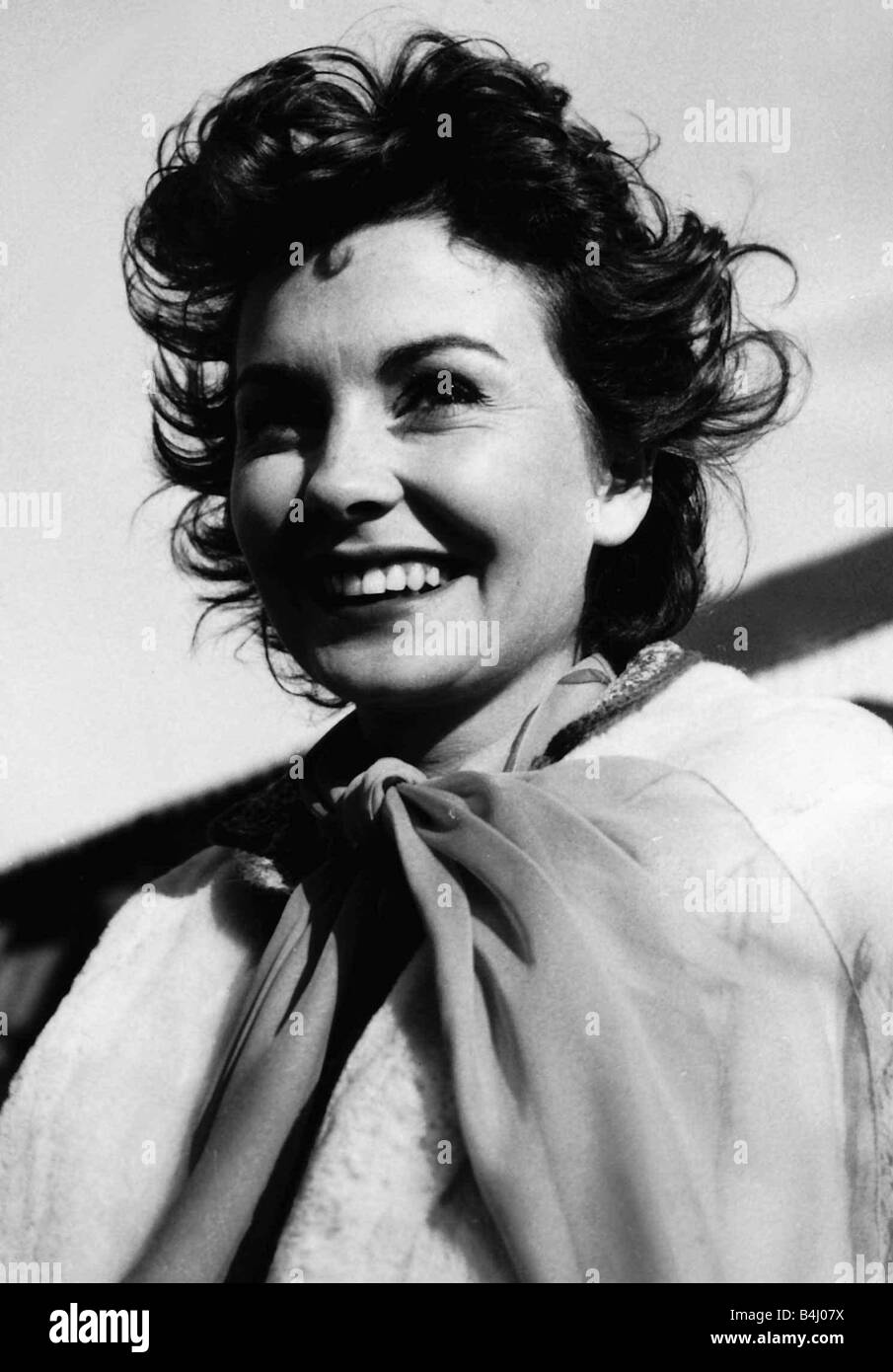 L'actrice Jean Simmons l'âge de 25 ans à l'arrivée à l'aéroport de Heathrow Octobre 1954 Banque D'Images