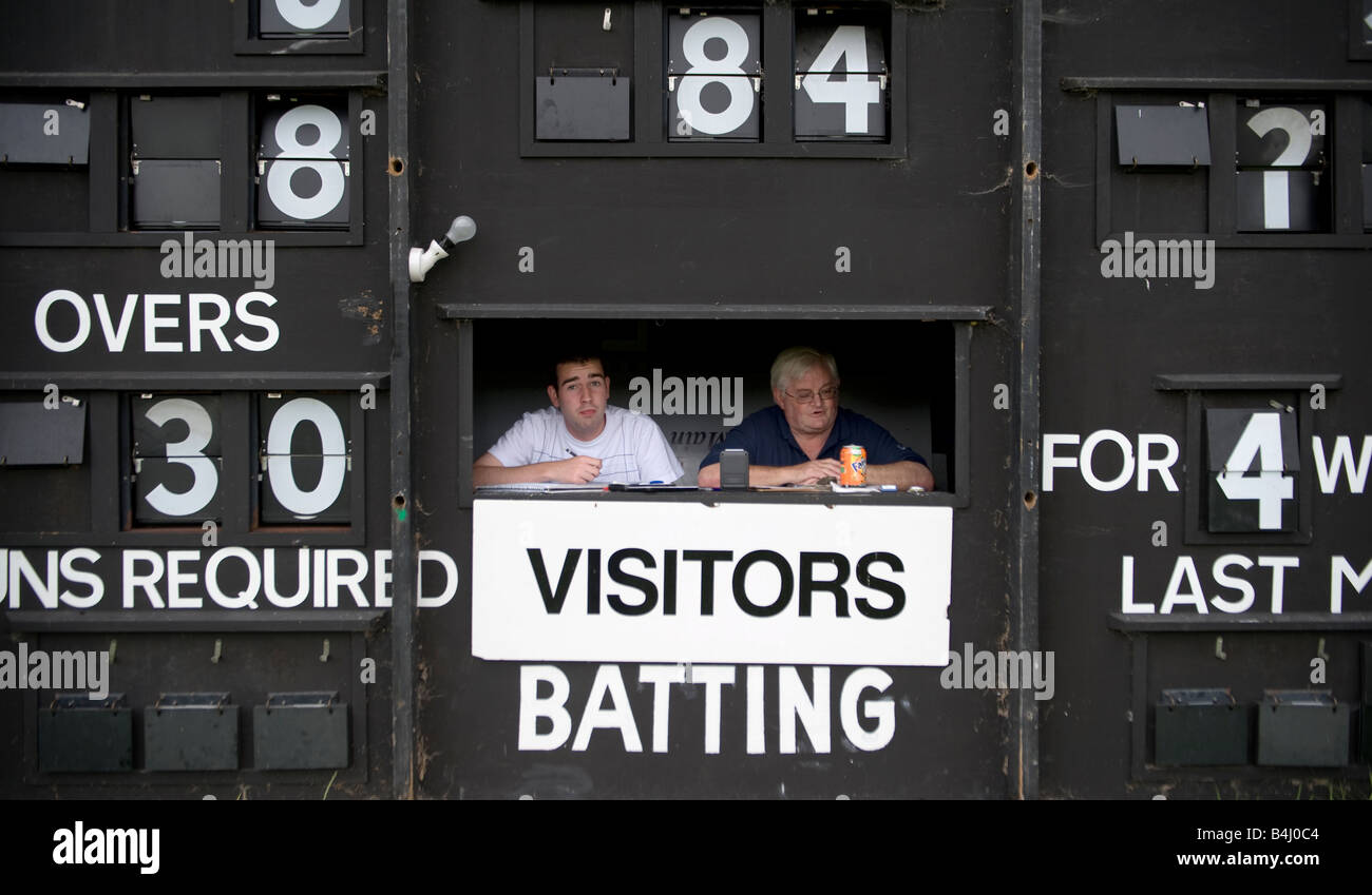 Deux hommes score un match de cricket de l'intérieur il y a des scores Banque D'Images