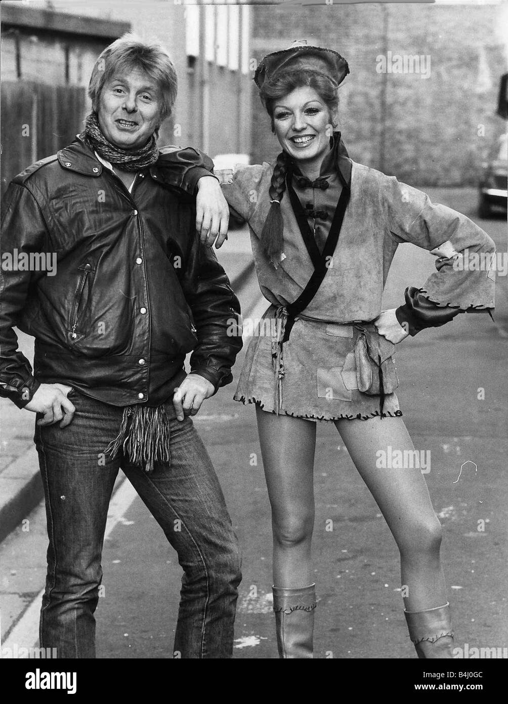 Rula Lenska actrice polonaise de prendre une pause de son principal rôle en tant que garçon à Londres s'Aladdin Richmond Theatre de poser au stade porte avec Joe Brown qui présente ITV s grande jeu de Zéro Janvier 1982 Banque D'Images