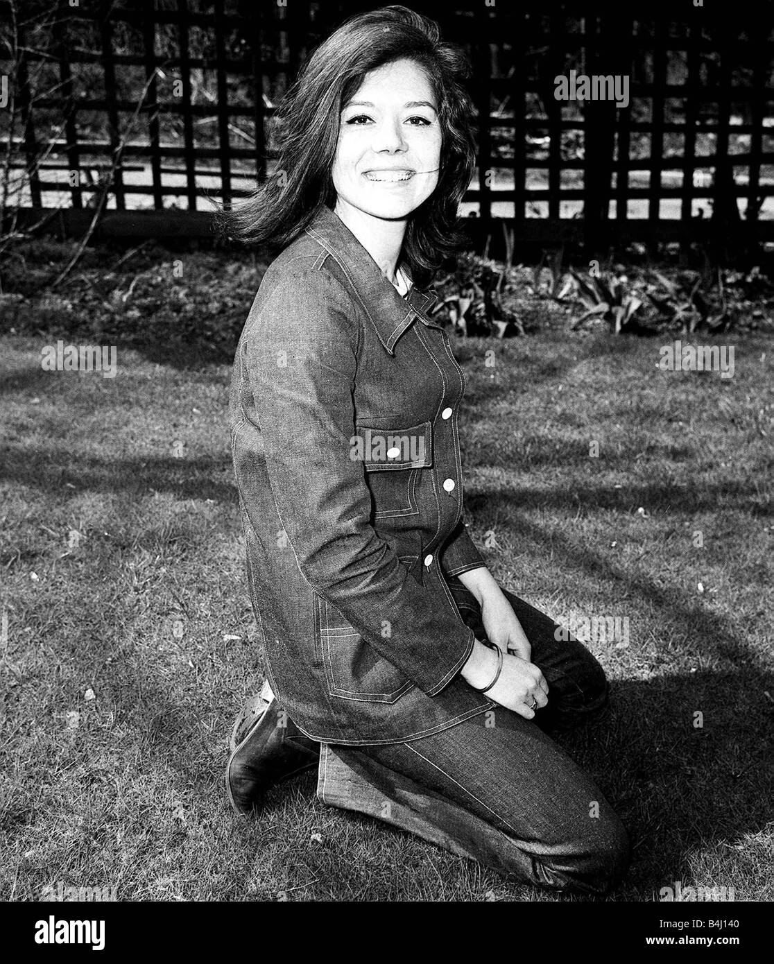 L'actrice Diana Rigg star des Avengers 1965 Banque D'Images