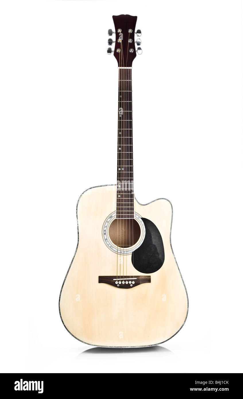 Guitare acoustique isolé sur fond blanc Banque D'Images