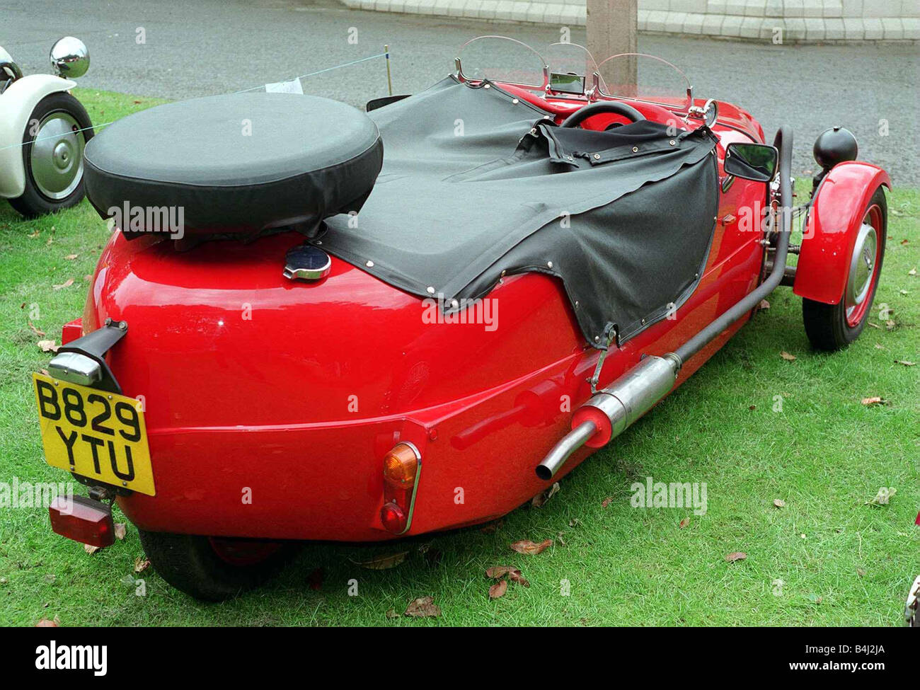 LOMAX KIT CAR ROAD NOTICE JUILLET 1997 CHRIS RIGBY 2CV ROUGE PROPRIÉTAIRE BASÉ LOMAX VOITURE KIT VOITURE KIT DE TROIS ROUES ROUGE RECORD ROUTE SUPPLÉMENT AUTOMOBILE Banque D'Images