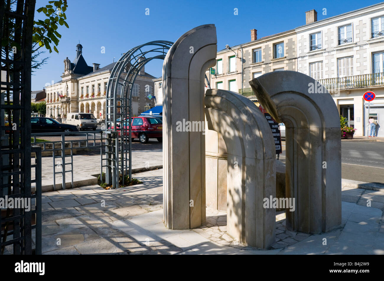 La sculpture moderne et l'hôtel de ville, Chauvigny, Vienne, France. Banque D'Images