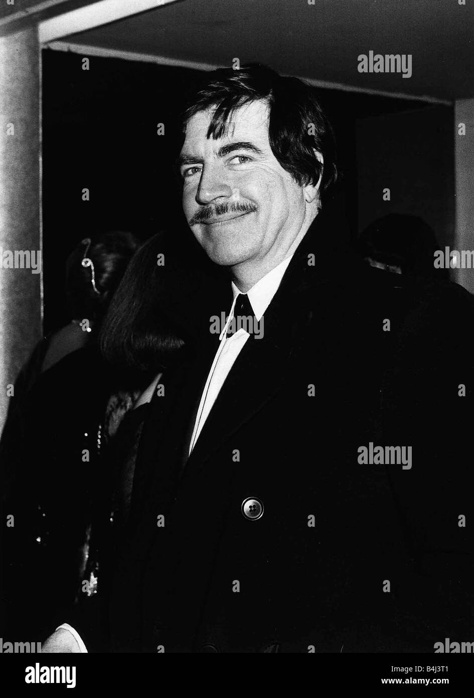 Alan Bates acteur après avoir remporté le prix de meilleur acteur de télévision Mars 1984 msi dbase Banque D'Images