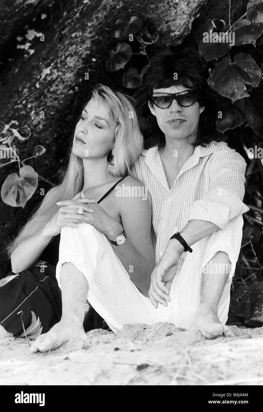 Jerry Hall modèle et actrice avec copain Rolling Stones Mick Jagger à la Barbade Février 1987 MSi Dbase Banque D'Images