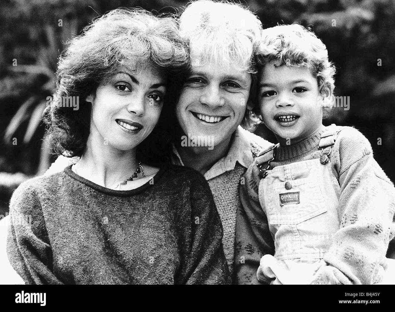 Paul Nicholas acteur avec femme et bébé Octobre 1983 Msi Dbase Banque D'Images