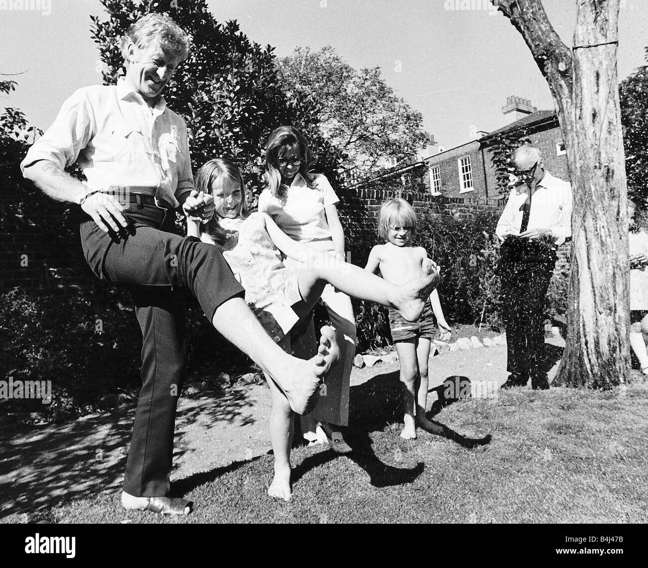 Jon Pertwee acteur et sa femme Ingeborg Juin 1970 Avec enfants Dariel et Sean dans jardin dans leur maison près de Londres MSI Dbase Banque D'Images