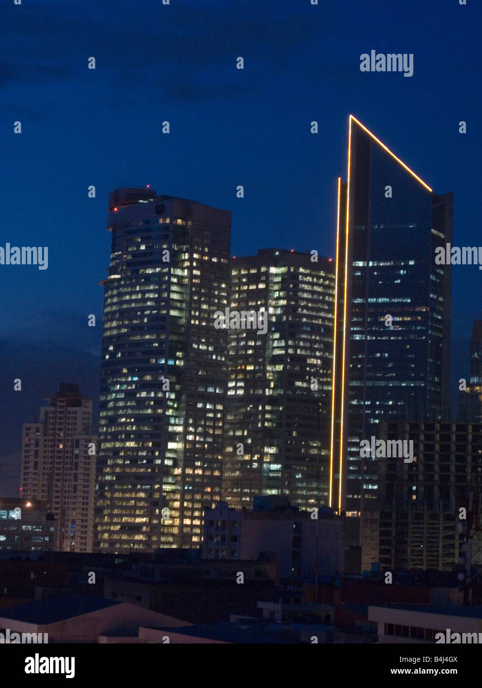 Les bâtiments de Makati au crépuscule Banque D'Images