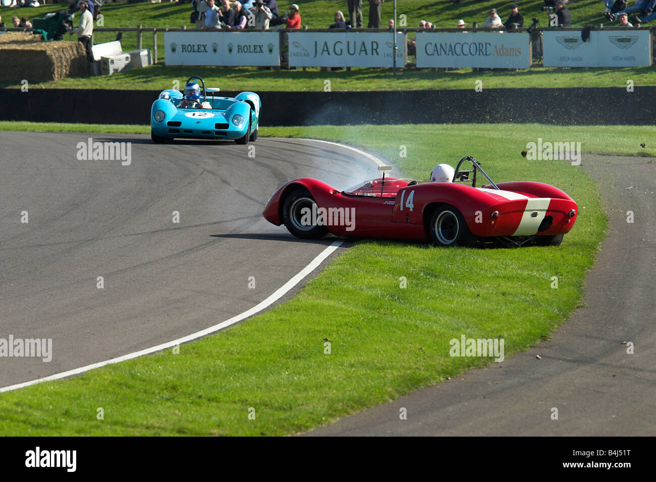 Deux Elva 1965 voitures BMW s'écraser au Goodwood Revival Photo 2 de 5 montrant l'ensemble de l'accident Banque D'Images