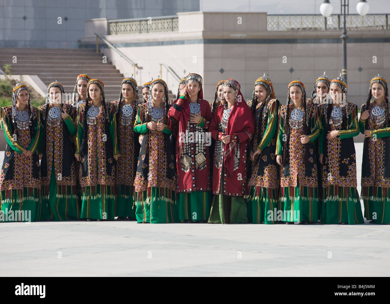 Le turkmène dancers performing pour les délégués à une conférence internationale à l'élection présidentielle centre culturel, Achgabat Banque D'Images
