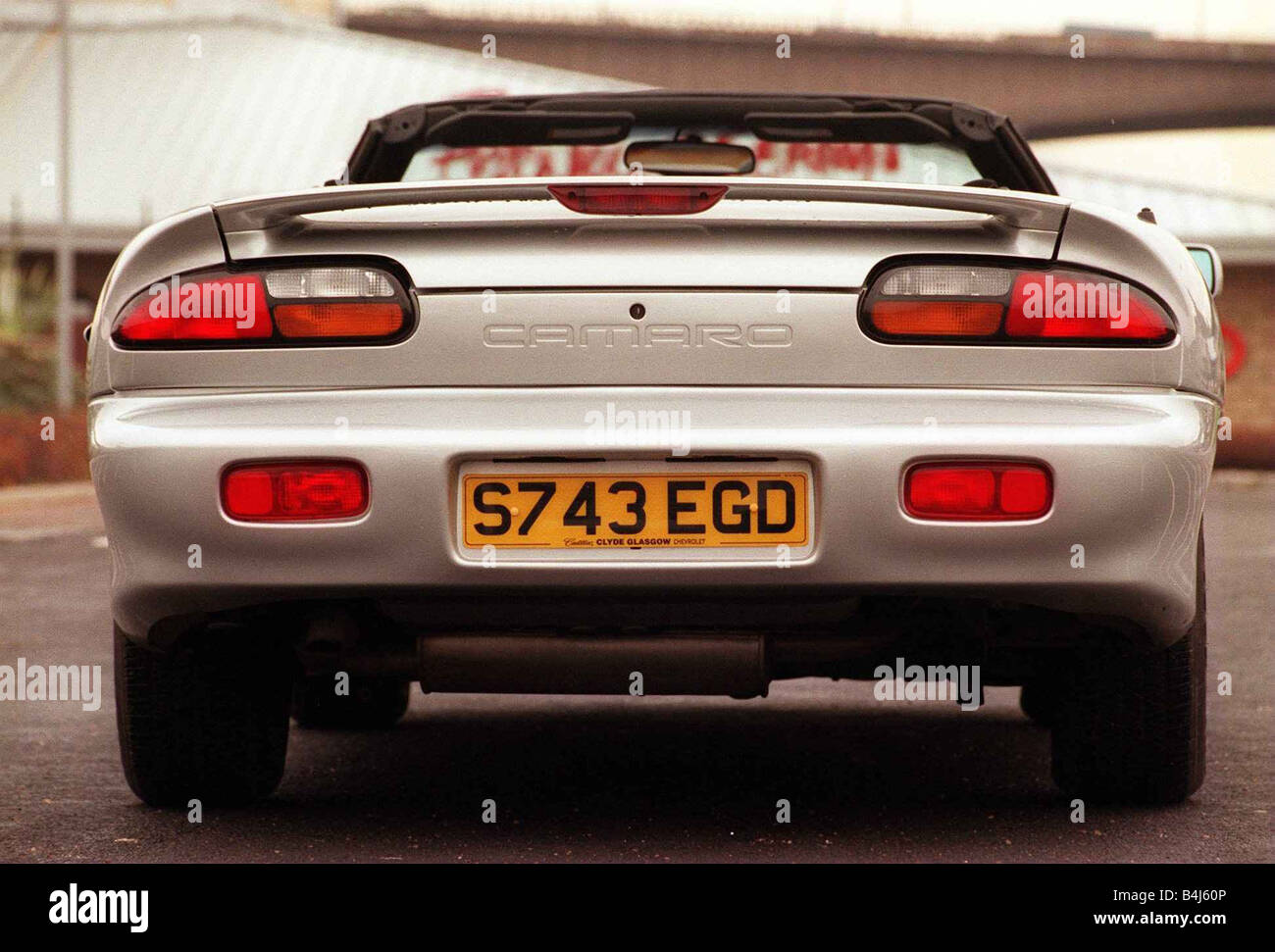 Camaro motor car Novembre 1998 dossier de la route du pont gauche américaine supplément soft top sports car Banque D'Images