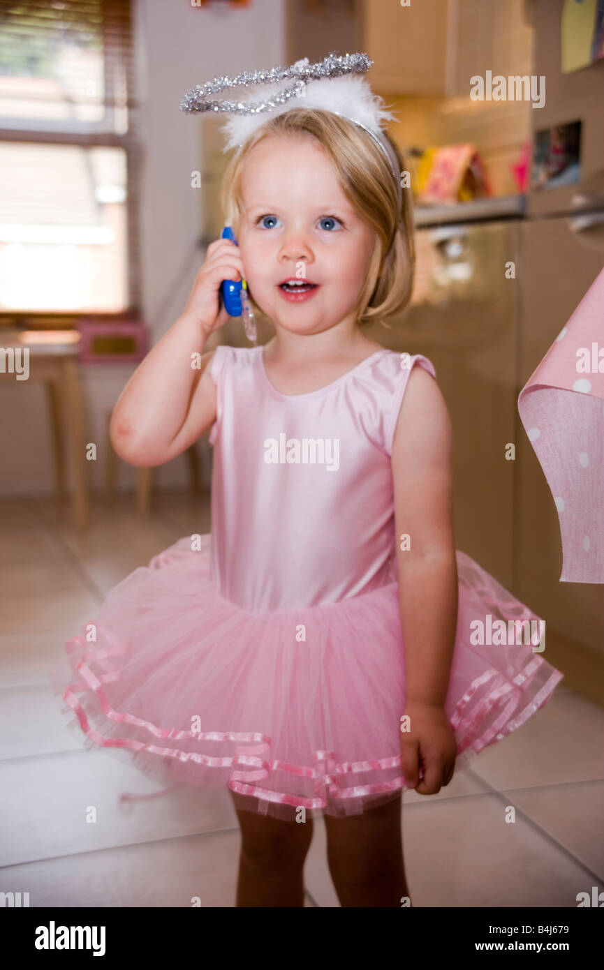 Petite fille vêtue d'un tutu sur un jouet téléphone Photo Stock - Alamy
