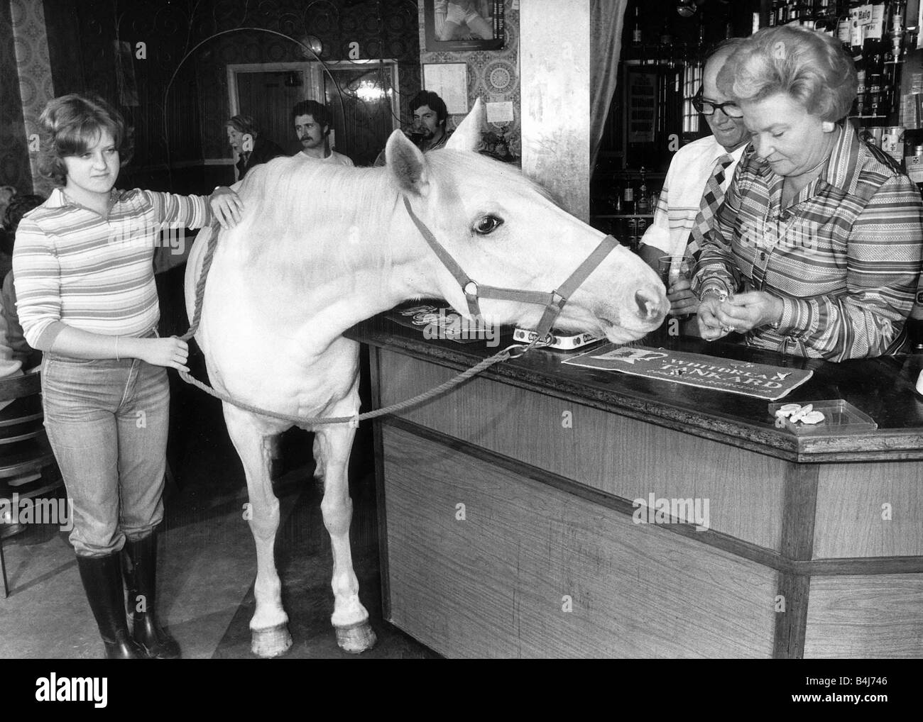 Deborah Carter 17 peut prendre son cheval blanc n'importe où elle prend Kelly dans le bar de la Taverne de fer Buckhurst Hill Essex Kelly met dans sa commande au-dessus de la barre de la logeuse Banque D'Images