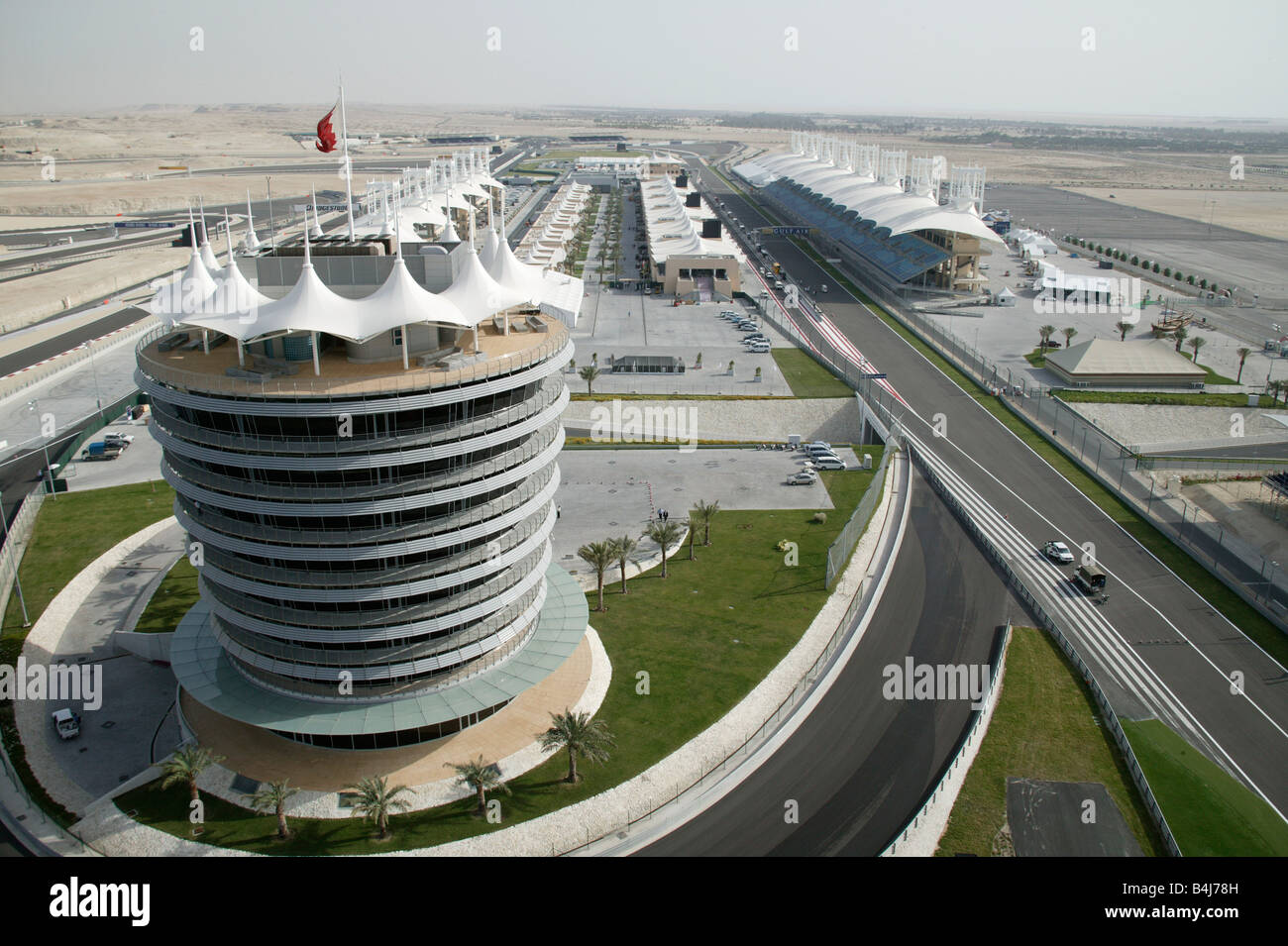 Vue aérienne du Circuit International de Bahreïn. BIC. Vue de la tour de Sakhir, ligne droite principale tribune, Banque D'Images