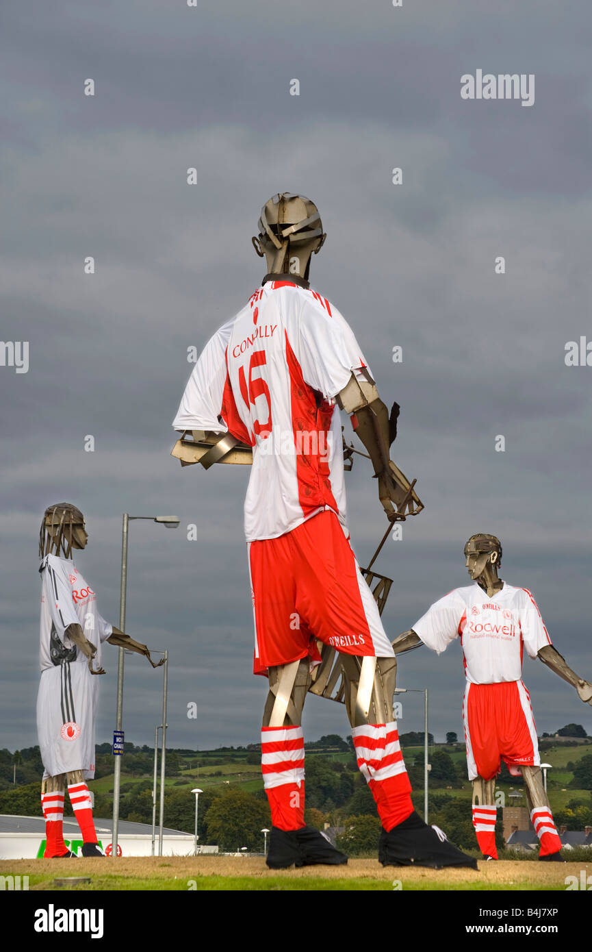 Les Tinnies vêtus de Tyrone GAA kit Banque D'Images