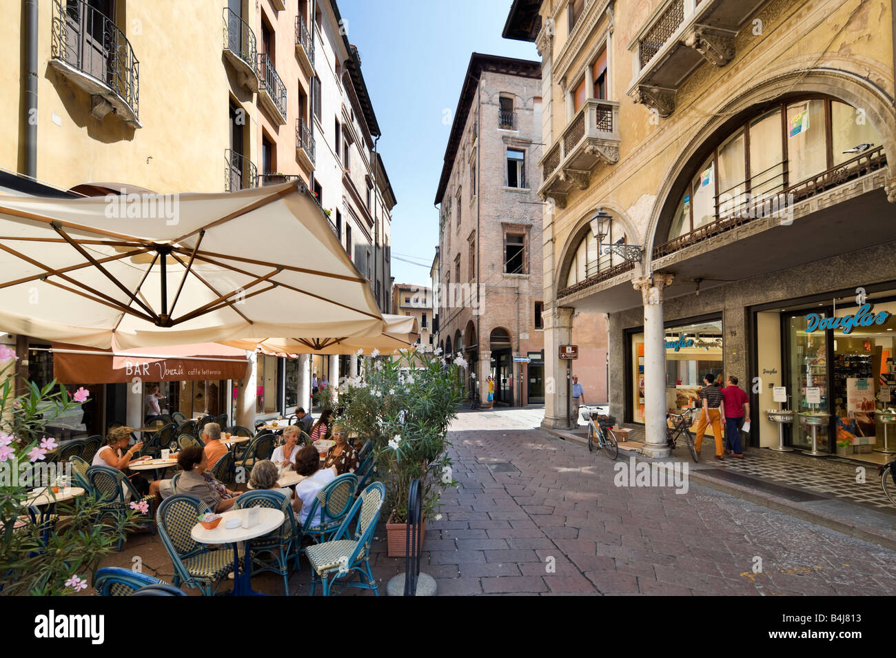 Café de la rue dans la vieille ville, à Mantoue, Lombardie, Italie Banque D'Images