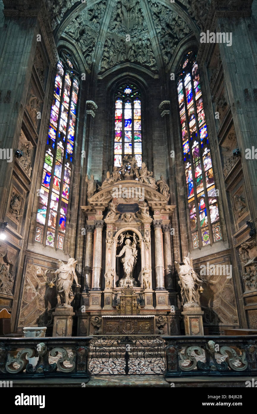 L'intérieur du Duomo (cathédrale), de la Piazza del Duomo, Milan, Lombardie, Italie Banque D'Images