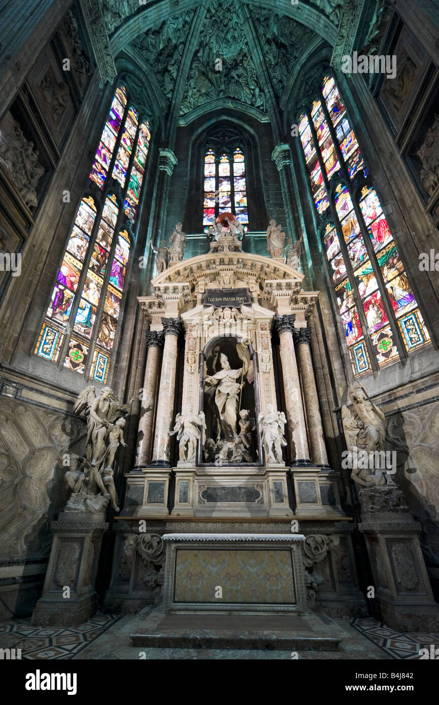L'intérieur du Duomo (cathédrale), de la Piazza del Duomo, Milan, Lombardie, Italie Banque D'Images