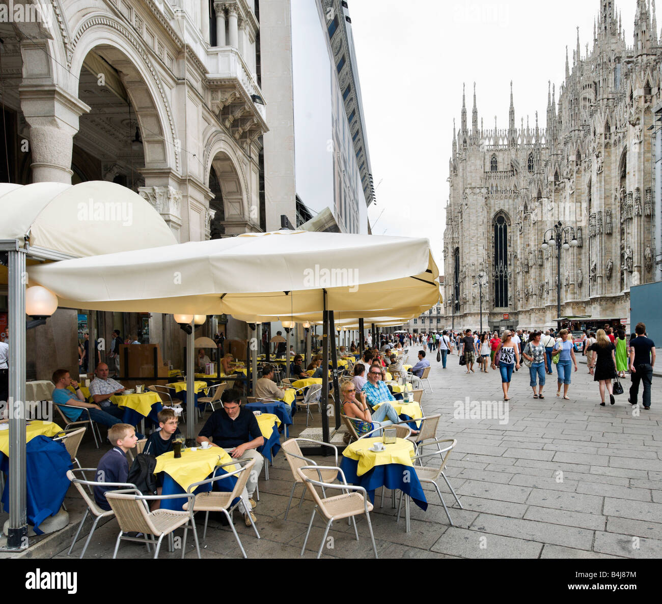 Café à l'extérieur du Duomo (cathédrale), de la Piazza Duomo, Milan, Lombardie, Italie Banque D'Images