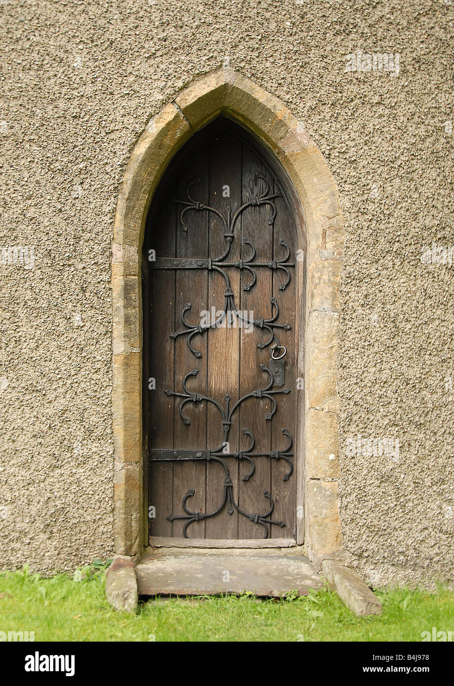 Porte latérale de l'église paroissiale St Oswalds, Grasmere, Lake District.Le lieu de sépulture de William Wordsworth, poète Banque D'Images