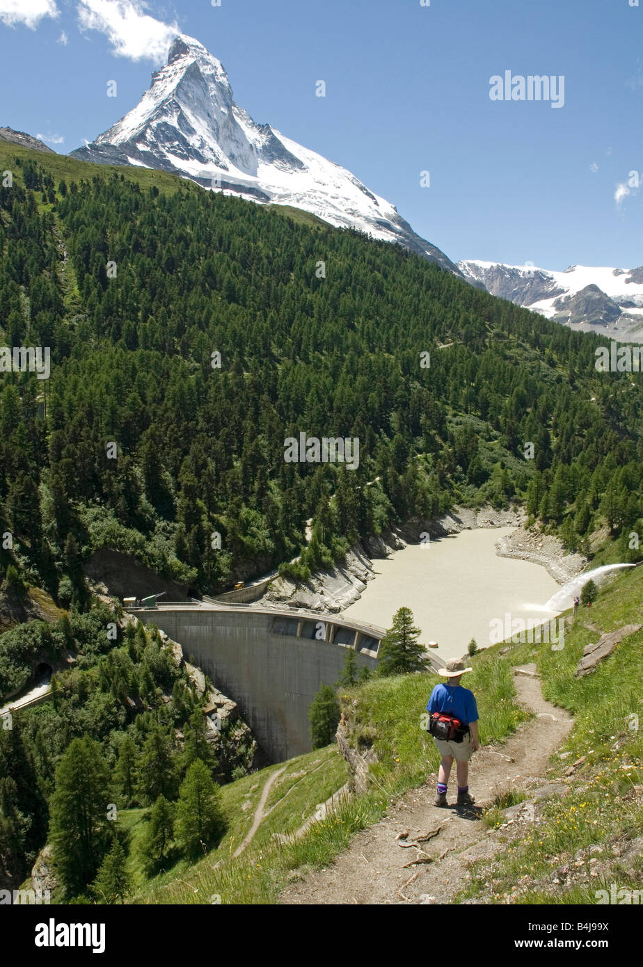 Balade dans les Alpes suisses en dessous du Cervin, avec le réservoir et Zmuttbach damn ci-dessous Banque D'Images