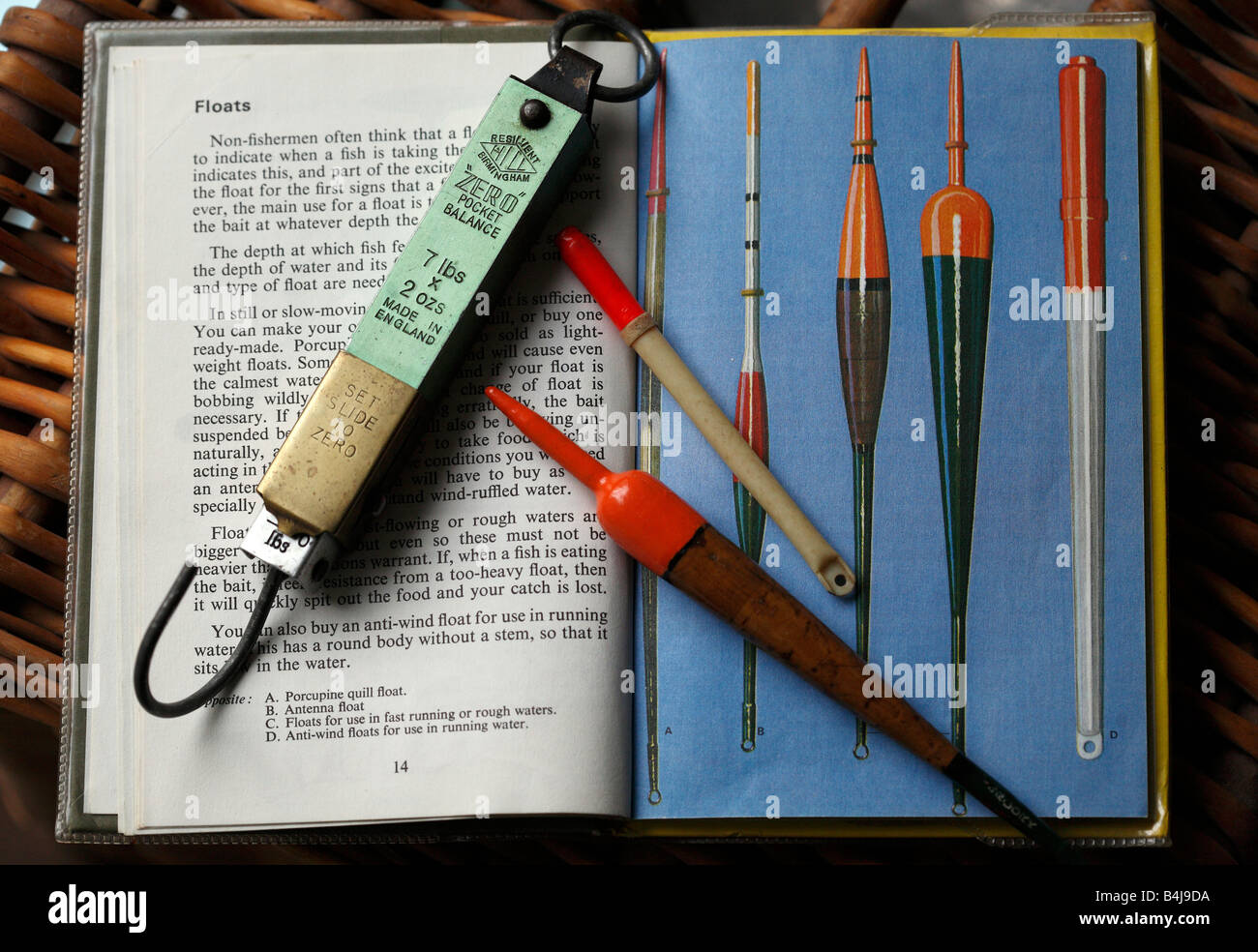 Flotteur de pêche Vintage & balances, niché entre les pages de vieux livre sur la pêche à la ligne. Banque D'Images