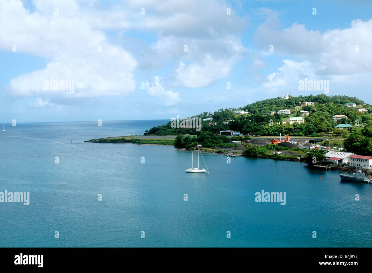 Île de St Lucia caraïbes contre la toile de fond de ciel nuageux ciel bleu et bleu mer des Caraïbes Banque D'Images