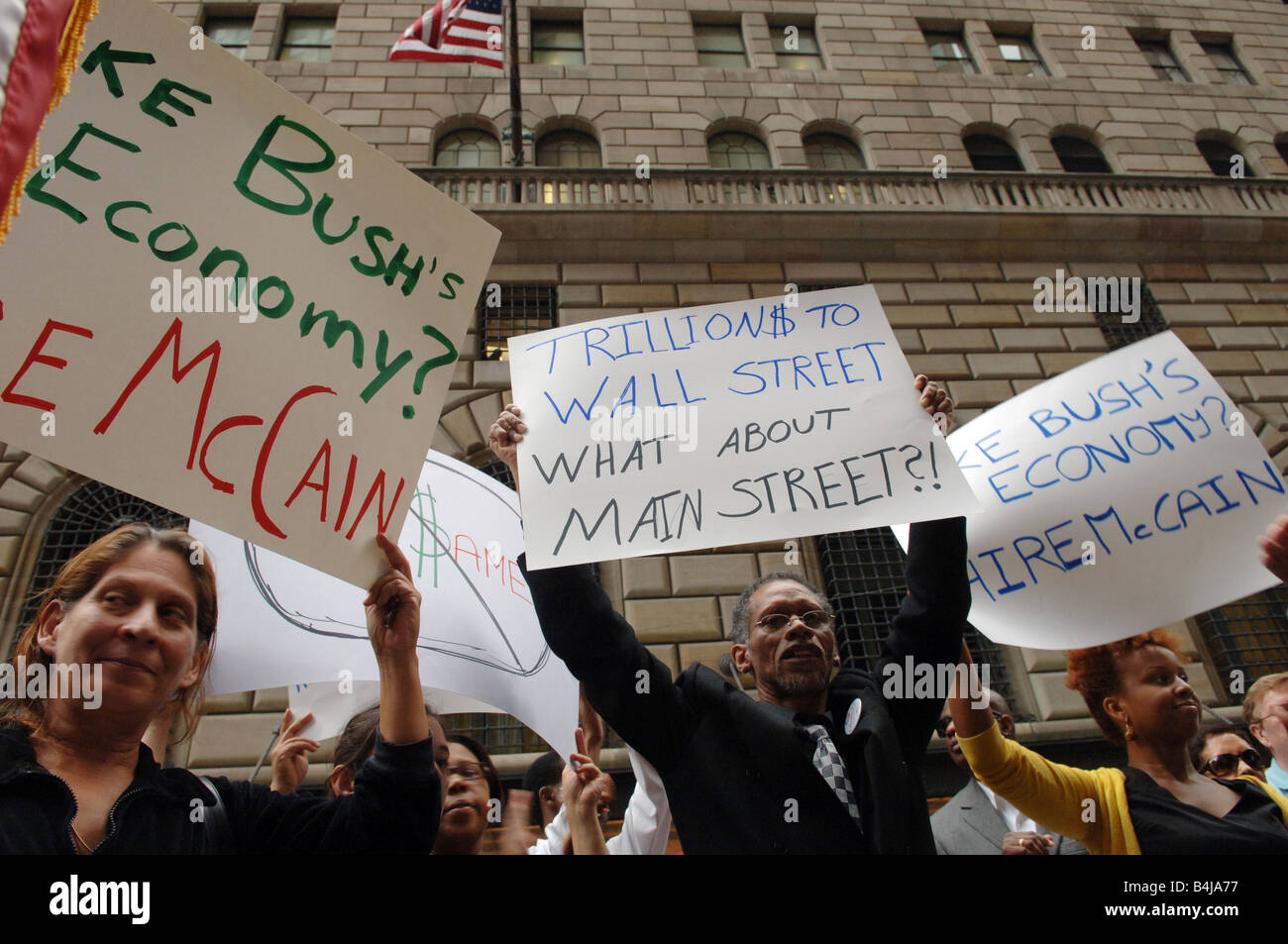 Manifestants devant la Banque fédérale de réserve de New York montrer sur le plan de sauvetage du gouvernement Banque D'Images