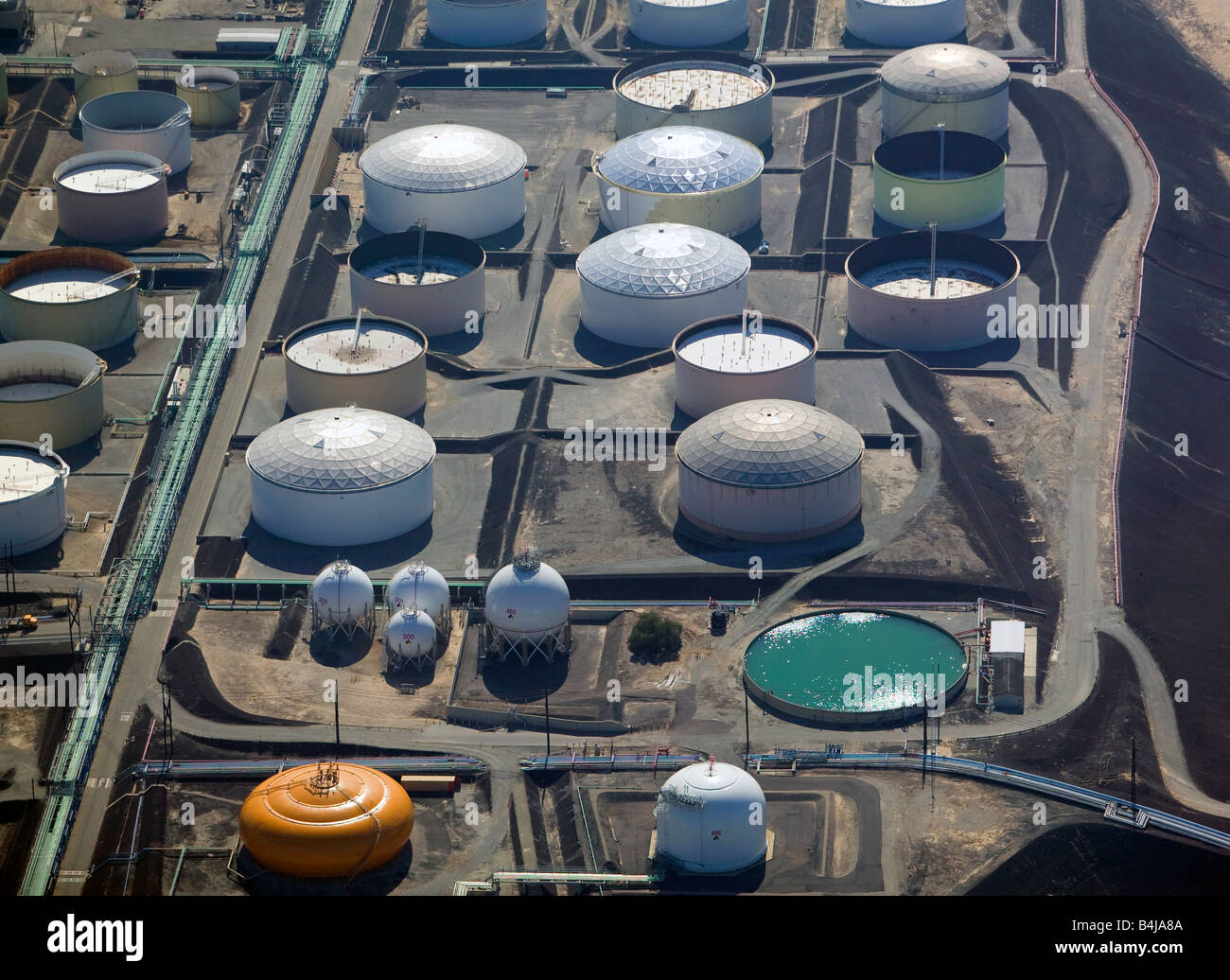 Vue aérienne au-dessus des réservoirs de produits pétroliers du bassin de Los Angeles Banque D'Images