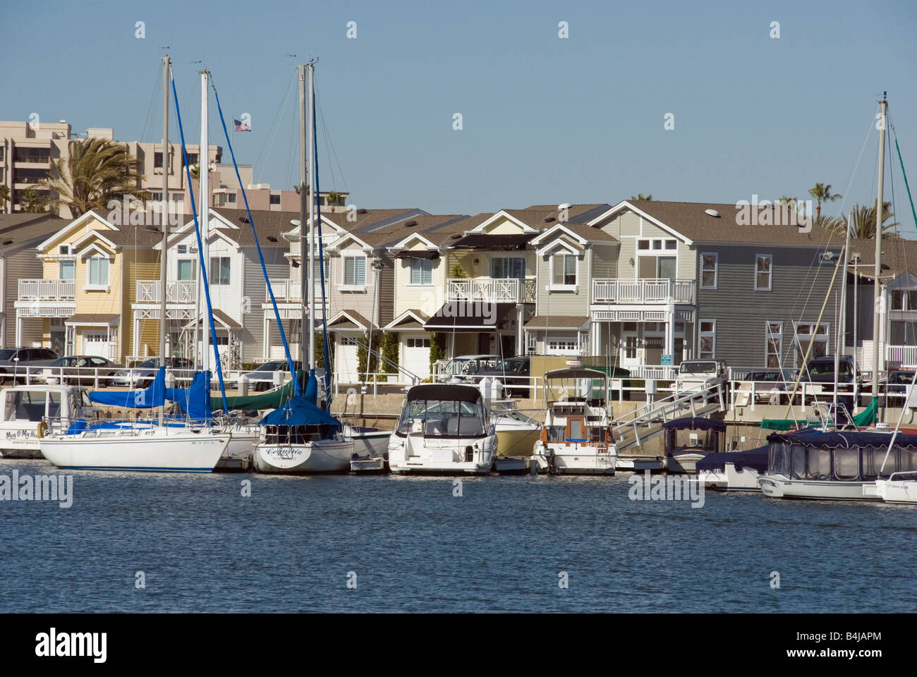 La péninsule de balboa balboa city Newport Beach, Orange County, Californie, ca usa bateaux amarrés en face de maisons en rangée, les maisons, les condos Banque D'Images